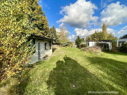Blick über das Grundstück zur Straße - 