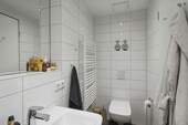 Waschbecken und WC - 