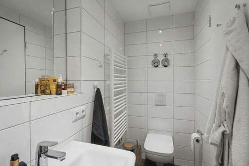 Waschbecken und WC - 