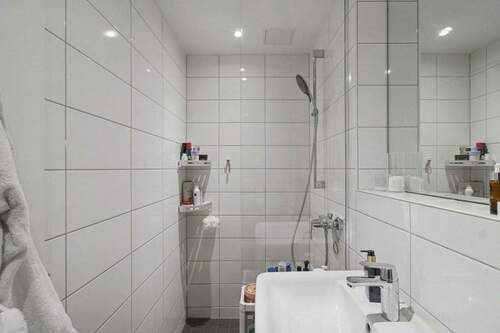 Dusche im Badezimmer - 