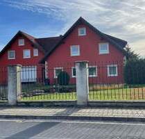 Wohngebäude mit exklusiver Wohnung im Obergeschoss sowie Gewerbeeinheit im Erdgeschoss (evtl. Einliegerwohnung) - Gutenstetten