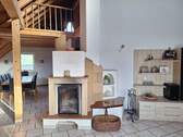 OG Wohnen: Kamin mit Blick zur Galerie - 