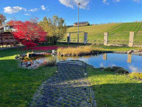 Vorgarten mit Fischweiher - 5 Zimmer Einfamilienhaus in Gutenstetten