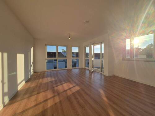 Wohnzimmer mit Zugang zum Balkon - 3 Zimmer Etagenwohnung zum Kaufen in Leipzig