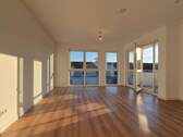 Wohnzimmer mit Zugang zum Balkon - 3 Zimmer Etagenwohnung in Leipzig