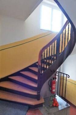 Holztreppe Hausflur - 2 Zimmer Etagenwohnung in Würzburg