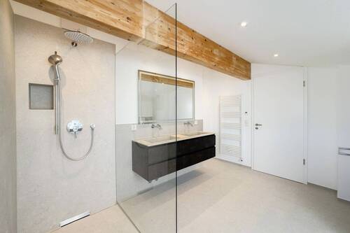 Bad mit Dusche und Badewanne - 