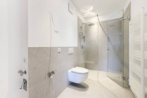 Bad mit Dusche und Waschmaschinenanschluss - 