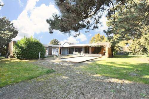 Rückansicht mit Pool - 9 Zimmer Bungalow in Dannstadt-Schauernheim