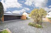 Zufahrt mit Doppelgarage - Bungalow mit 338,20 m² in Dannstadt-Schauernheim zum Kaufen