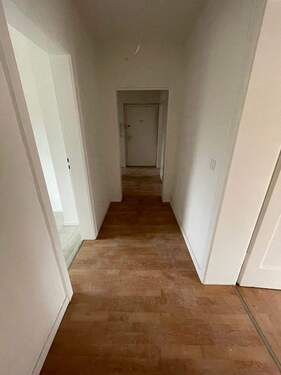 Flur - Etagenwohnung mit 74,70 m² in Erlangen zur Miete