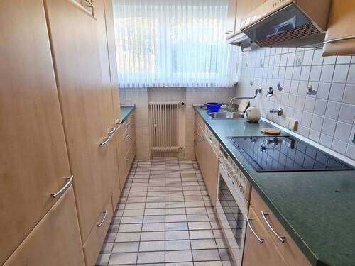 abgetrennte Küche mit Einbauküche - 