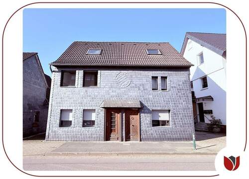 Straßenansicht - EFH mit Einliegerwhg., großem Gar - 