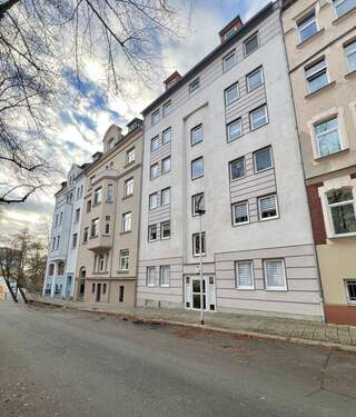 Ansicht Straße - 2 Zimmer Etagenwohnung zum Kaufen in Plauen