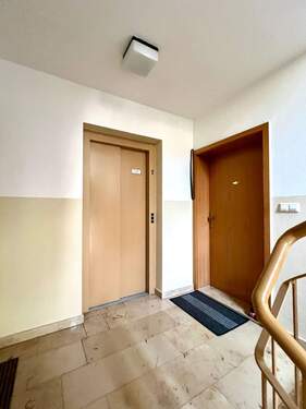 Eingangstür und Fahrstuhl - 