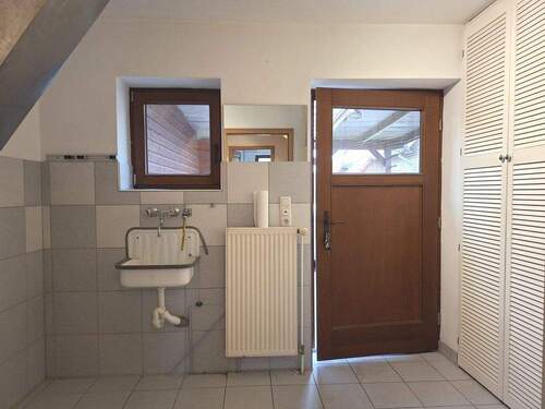 Hauswirtschaftsraum mit Nebeneingang - 
