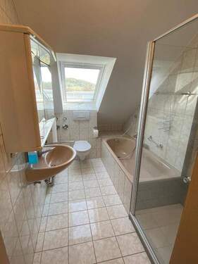 Bad mit Dusche + Wanne - Etagenwohnung mit 65,00 m&sup2; in Mühlhausen zur Miete
