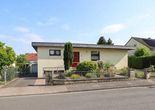 Außenansicht (saisonale Anpassung durch KI) - 4 Zimmer Einfamilienhaus zum Kaufen in Kaltenkirchen