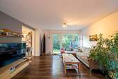 Wohnzimmer mit bodentiefen Terassentüren - 4 Zimmer Reihenendhaus zum Kaufen in Frankfurt am Main