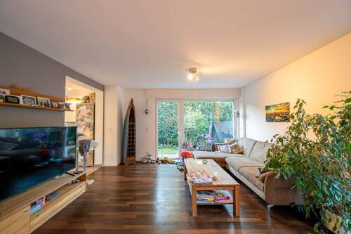 Wohnzimmer mit bodentiefen Terassentüren - 4 Zimmer Reihenendhaus zum Kaufen in Frankfurt am Main