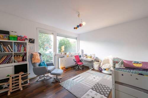 Helles Schlafzimmer mit Zugang zum Balkon im OG - 