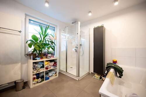Helles Badezimmer mit Dusche und Badewanne im OG - 