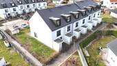 Drohnenaufnahme_1 - Neuwertiges Reihenendhaus in Barsinghausen - ca. 145 m² Wohnfläche, Einbauküche und zwei Stellplätze inklusive