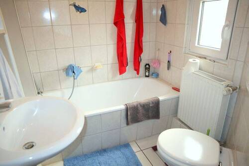 Badezimmer mit Badewanne - 