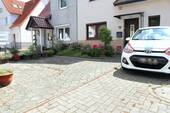 ... und 2 Stellplätzen - 