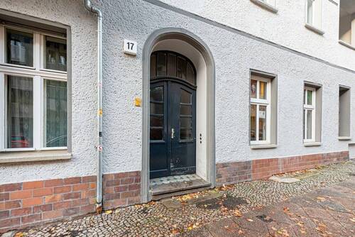 Haustür - 3 Zimmer Etagenwohnung zum Kaufen in Berlin
