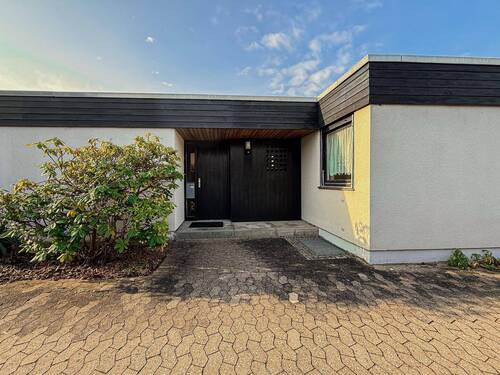 Frontansicht - Familienparadies im Südwesten von Nürnberg-Langwasser: Großes Gartenhofhaus mit idyllischem Garten