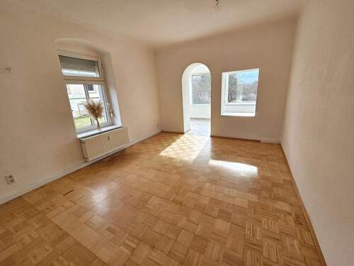 Wohnzimmer mit angrenzenden Wintergarten - 3 Zimmer Etagenwohnung in Wilsdruff