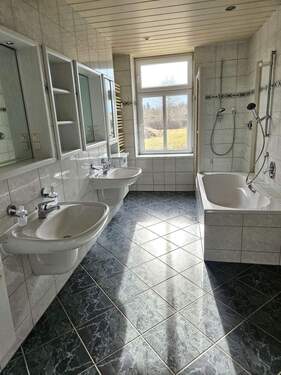 Tageslichtbad mit Dusche und Wanne - 