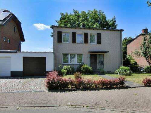 Vorderansicht - Gepflegtes freistehendes Einfamilienhaus ideal für die Familie
