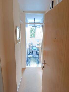 Wohnungseing. r. WC u. Bad - 