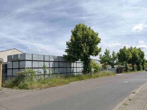 Entlang der Straße - Halle in Ohrdruf zur Miete