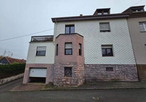 Front - Haus in Quierschied - 219.000,00&nbsp;EUR Kaufpreis, ca.&nbsp; 149,00&nbsp;m&sup2;&nbsp;Wohnfl&auml;che