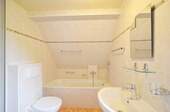 Badezimmer mit Wanne - 