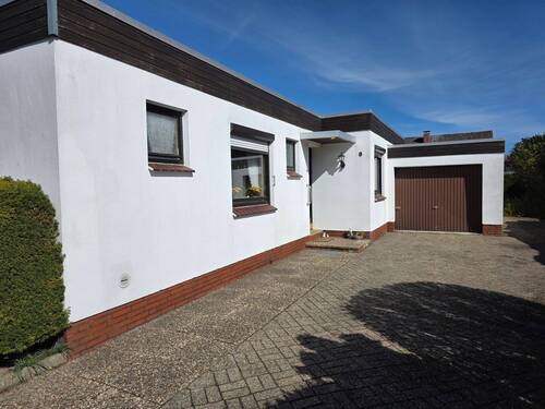Auffahrt - 5 Zimmer Einfamilienhaus zum Kaufen in Weener