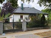 Straßenansicht - Ihr neues Zuhause! Attraktiver Bungalow auf einem 1.220 m² großen Sonnengrundstück nahe Goethe-Park!