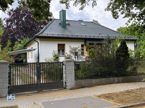 Straßenansicht - Ihr neues Zuhause! Attraktiver Bungalow auf einem 1.220 m² großen Sonnengrundstück nahe Goethe-Park!