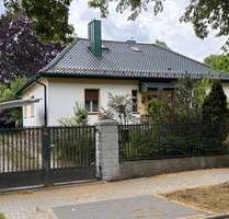 Ihr neues Zuhause! Attraktiver Bungalow auf einem 1.220 m² großen Sonnengrundstück nahe Goethe-Park! - Schöneiche bei Berlin