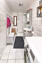 Badezimmer mit Dusche und Fenster - 