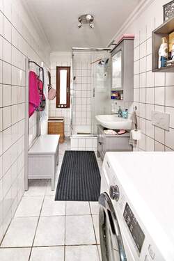Badezimmer mit Dusche und Fenster - 