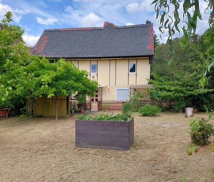 Vorderansicht Haus mit Vorgarten - 7 Zimmer Einfamilienhaus in Göllnitz