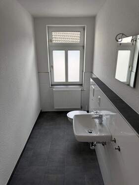 Modernes WC mit Fenster - Büro mit 122,00 m&sup2; in Heinsberg zur Miete