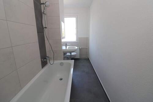Beispiel Bad mit Wanne - Richtig eingeseift...moderne 3-RW mit Dusche u. Balkon!!!