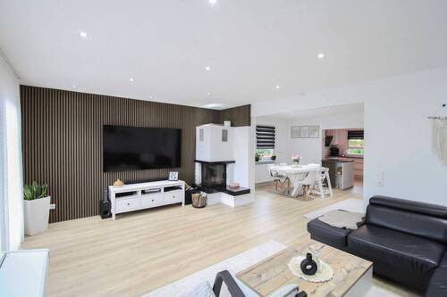 Wohnzimmer mit Kamin - Ihr Traumhaus in Pforzheim-Büchenbronn - Modernes Fertighaus mit massivem Keller