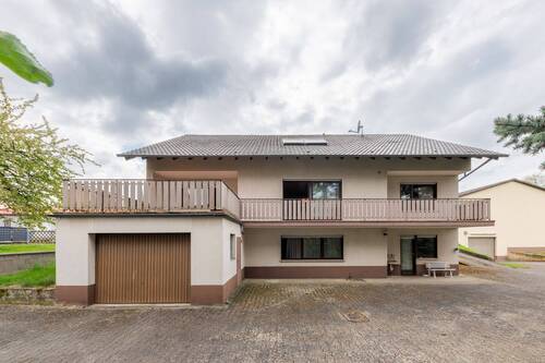 Wohnhaus mit Garage - 