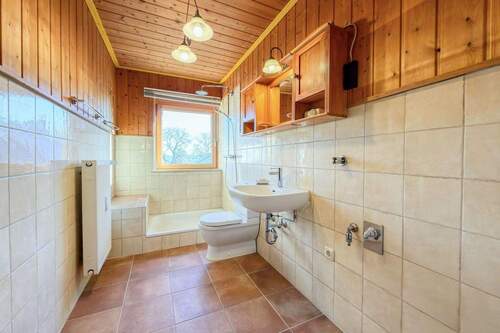 Bad - Etagenwohnung mit 99,00 m&sup2; in Tutzing / Unterzeismering zum Kaufen